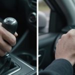 Automatische en handgeschakelde auto's naast elkaar